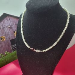 Cultured Pearls vintage Choquer,Sz8"
,Cultured Pearls vintage Choquer,Sz8"inches long, beautiful delicated and elegant necklaces #1037.
