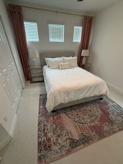 Bedroom set with Nightstands and lamps