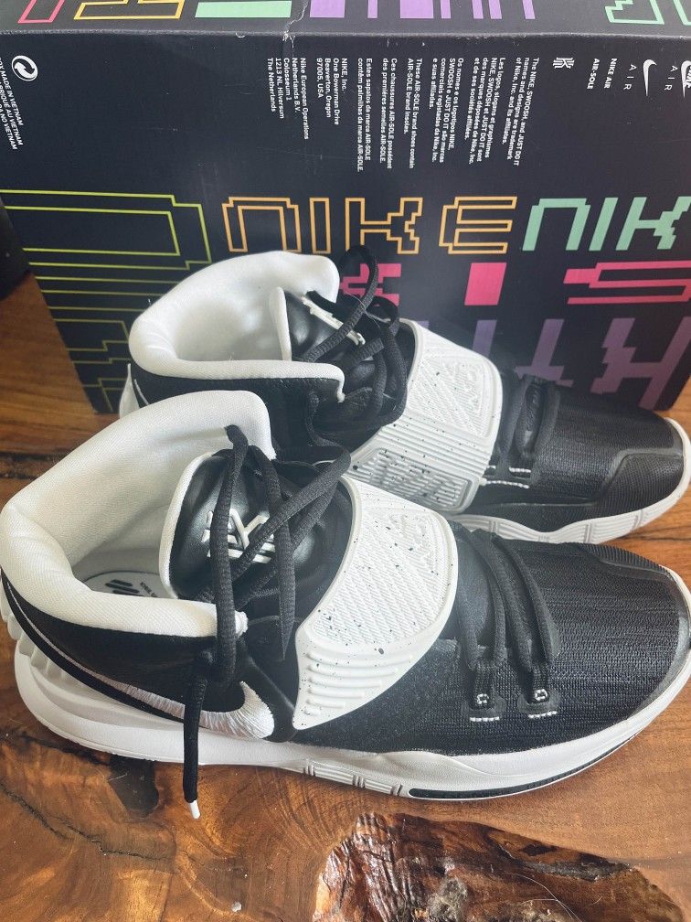 Nike Men's KYRIE Team Black And White