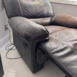Electric Black Leather Recliner – Works Great!