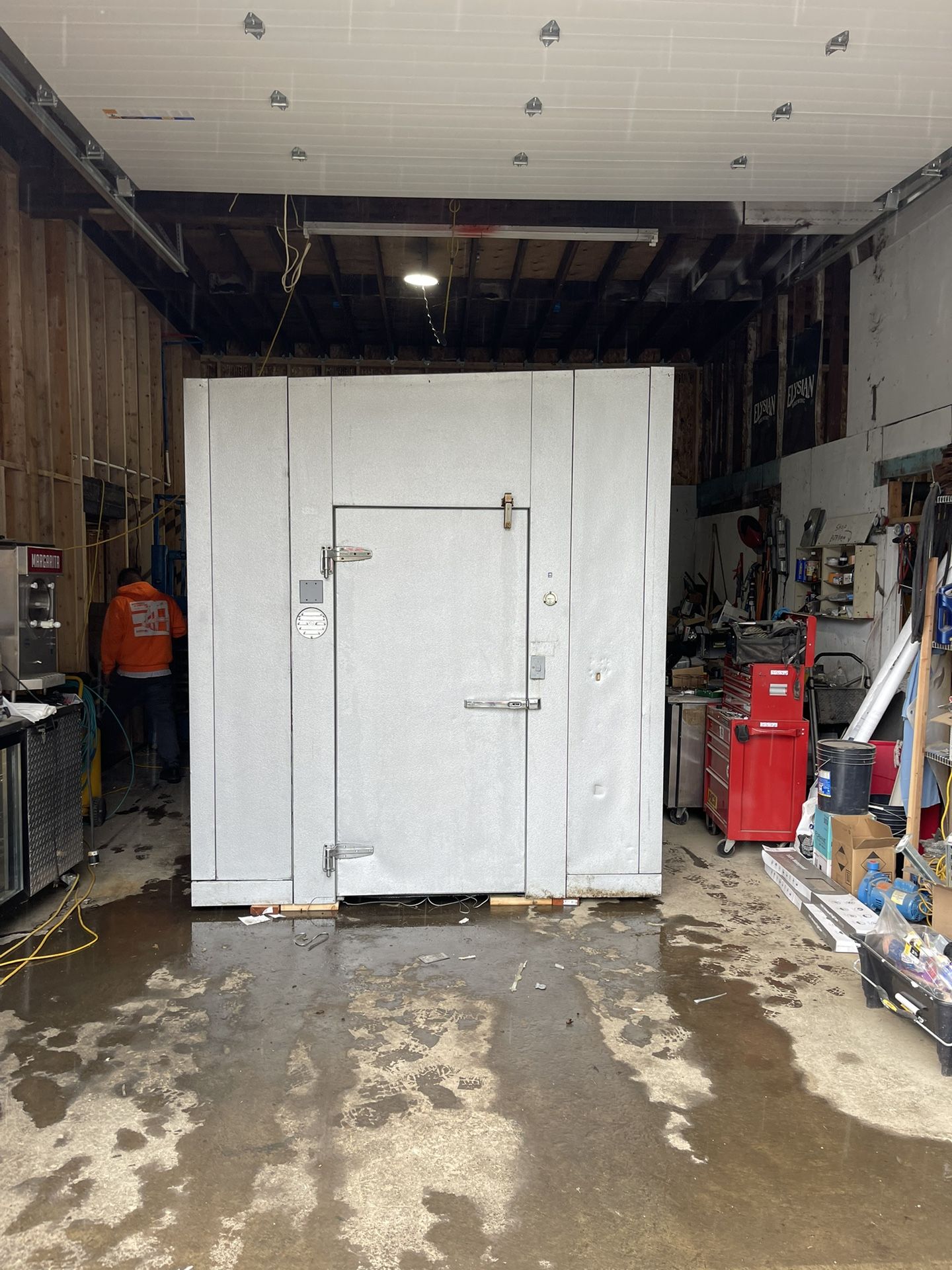 8’ X 15’ Outdoor Walk-in Cooler Or Freezer.
