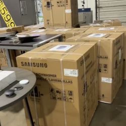 Brand New Samsung Fingerprint Resistant 51 dBA Dishwasher plus Handle with 3rd Rack and AutoRelease Door in Stainless Steel