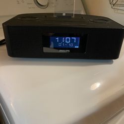 Philips Am/ Fm Clock Radio With Apple Lightning Dock And Alarm/ Read Description And Look At The Pictures 