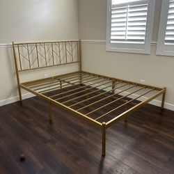 Carragan Queen Size Platform