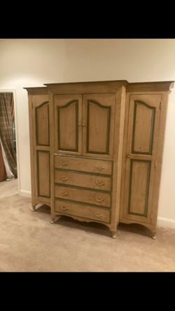 LARGE CREAM TV WALL UNIT