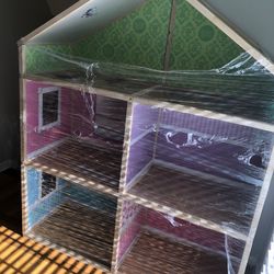 18in Dollhouse Almost New.