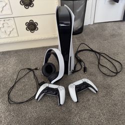 PS5 Disc edition + 2 DualSense Controllers - Clean, Fully working