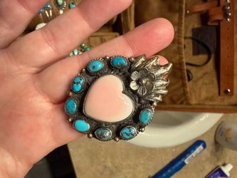 Pink conche and turquoise heart ring