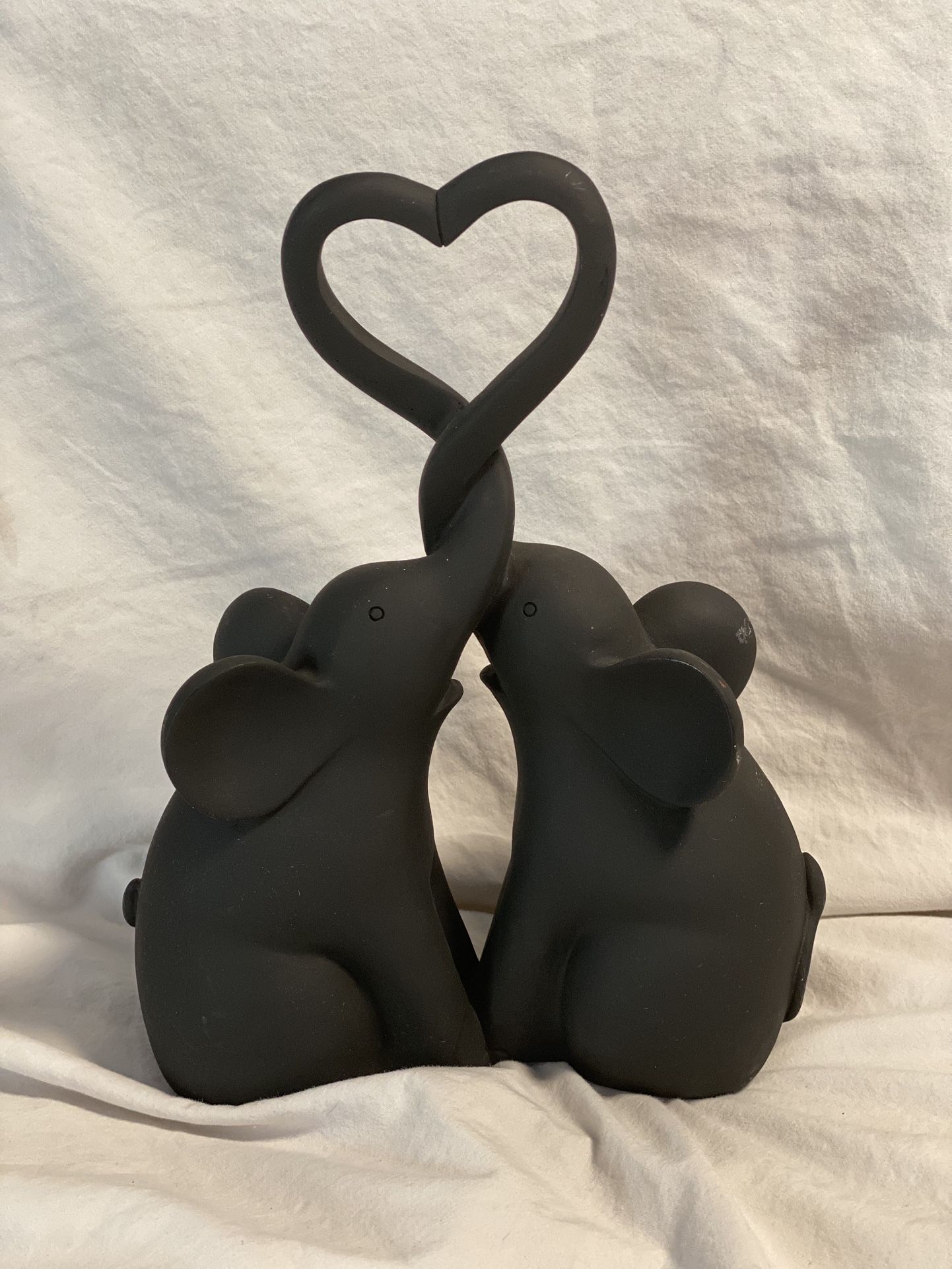 Unique Valentine’s Day Gift Black Elephant Couple Figurine With Heart Trunk