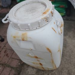 Dogs  container super clean  inside  gidnt get to clean  outside  perfect for  dog food  cat food litter ect