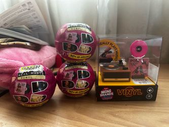 Mini Brands Really Works Vinyl Player + 3 Capsule Vinyl Bundle