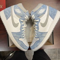 Jordan 1 Hyper Royal - Size 13