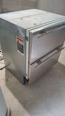 Sub Zero under the counter freezer. For parts only. Needs a new compresor.