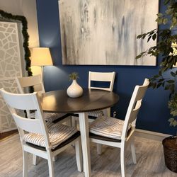 Beautiful Dining Set Good Condition!!! Table And 4 Chairs With Cushions! I Can Deliver.