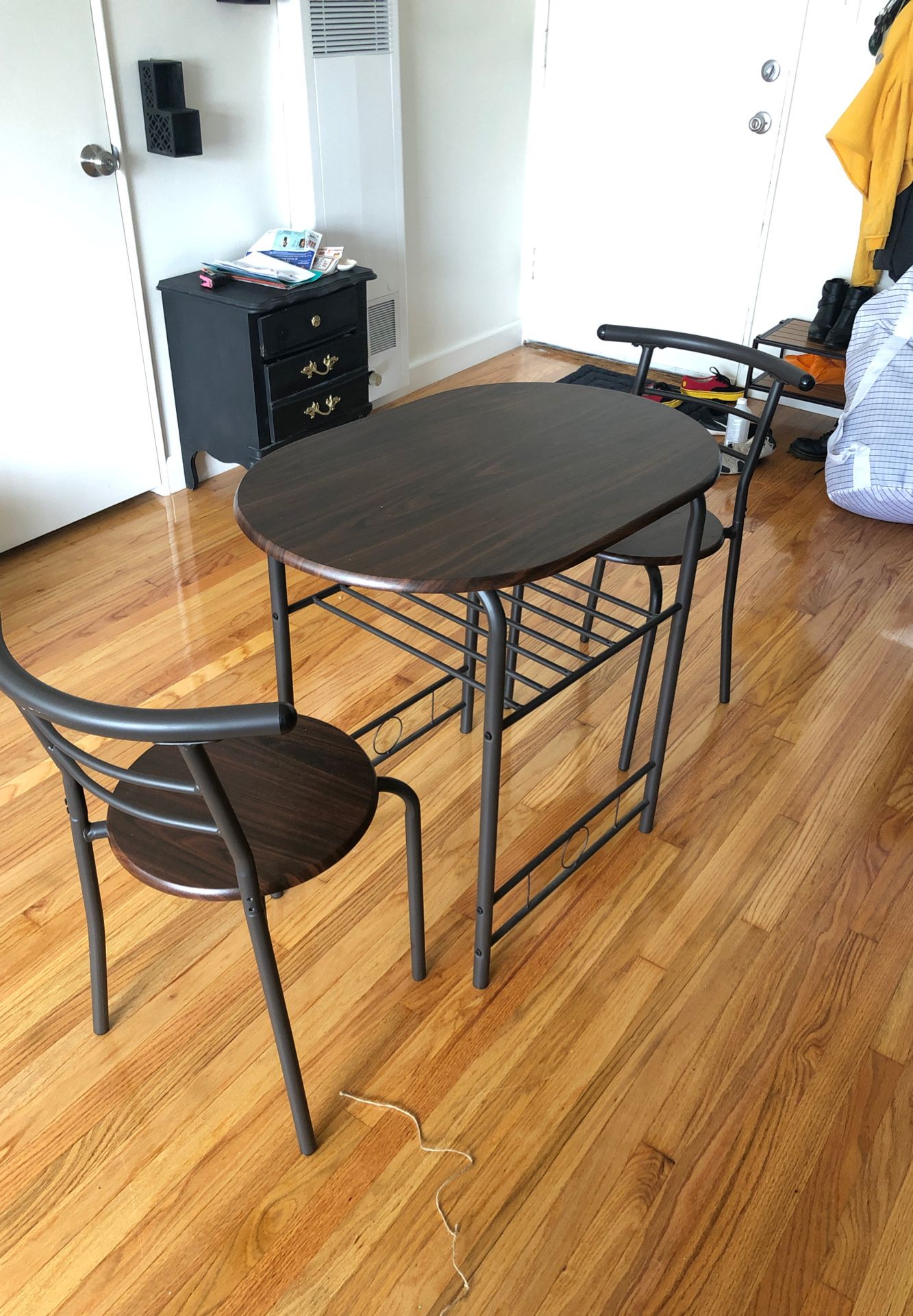 Small kitchen table withy 2 chairs
