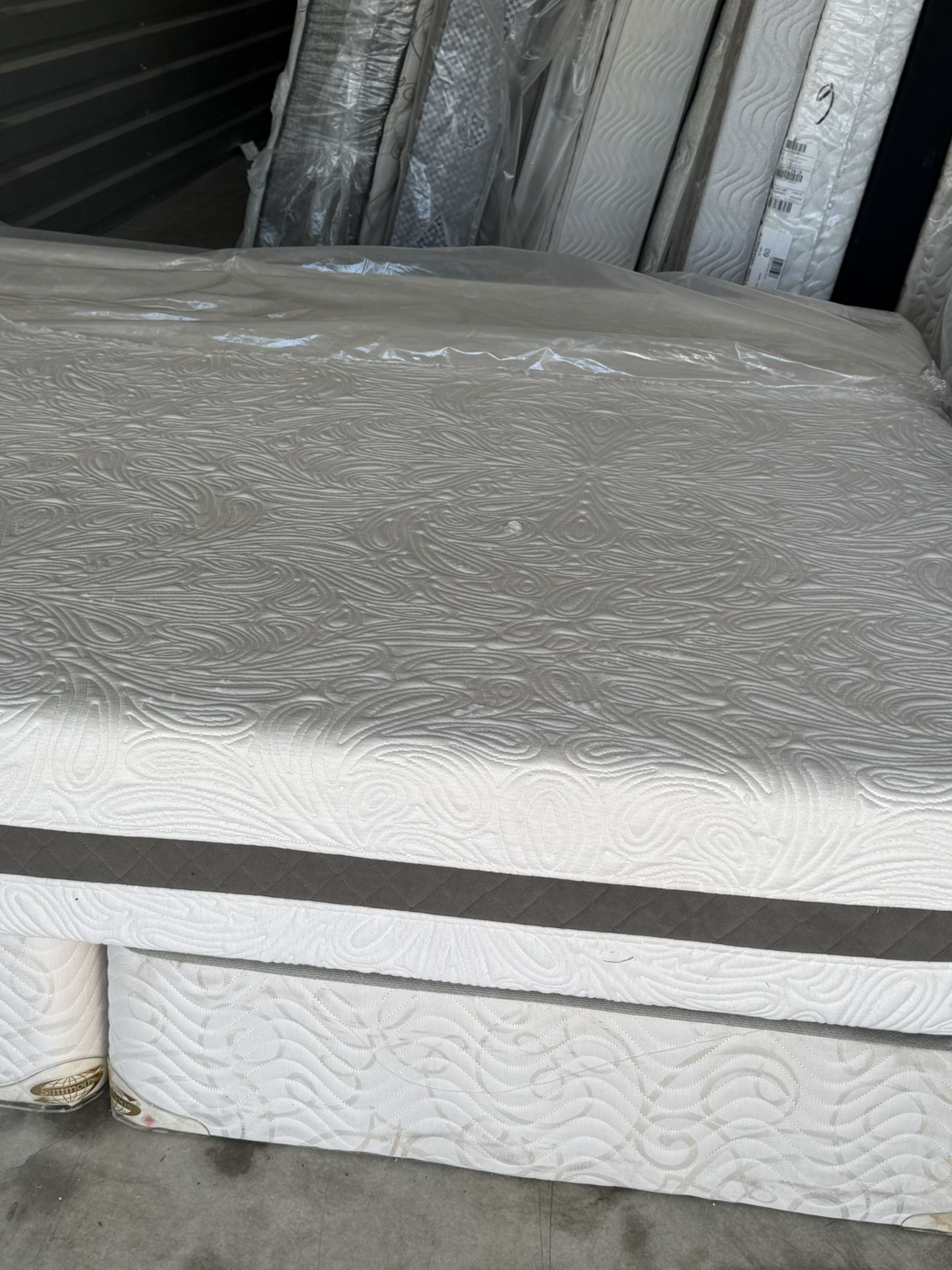 USED KING SIZE SEALY POSTUREPEDIC MATTRESS ONLY