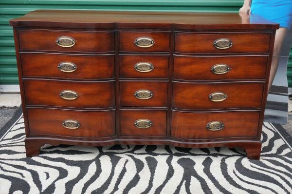 Henredon Heritage Swirl Mahogany Serpentine 12 Drawer Dresser