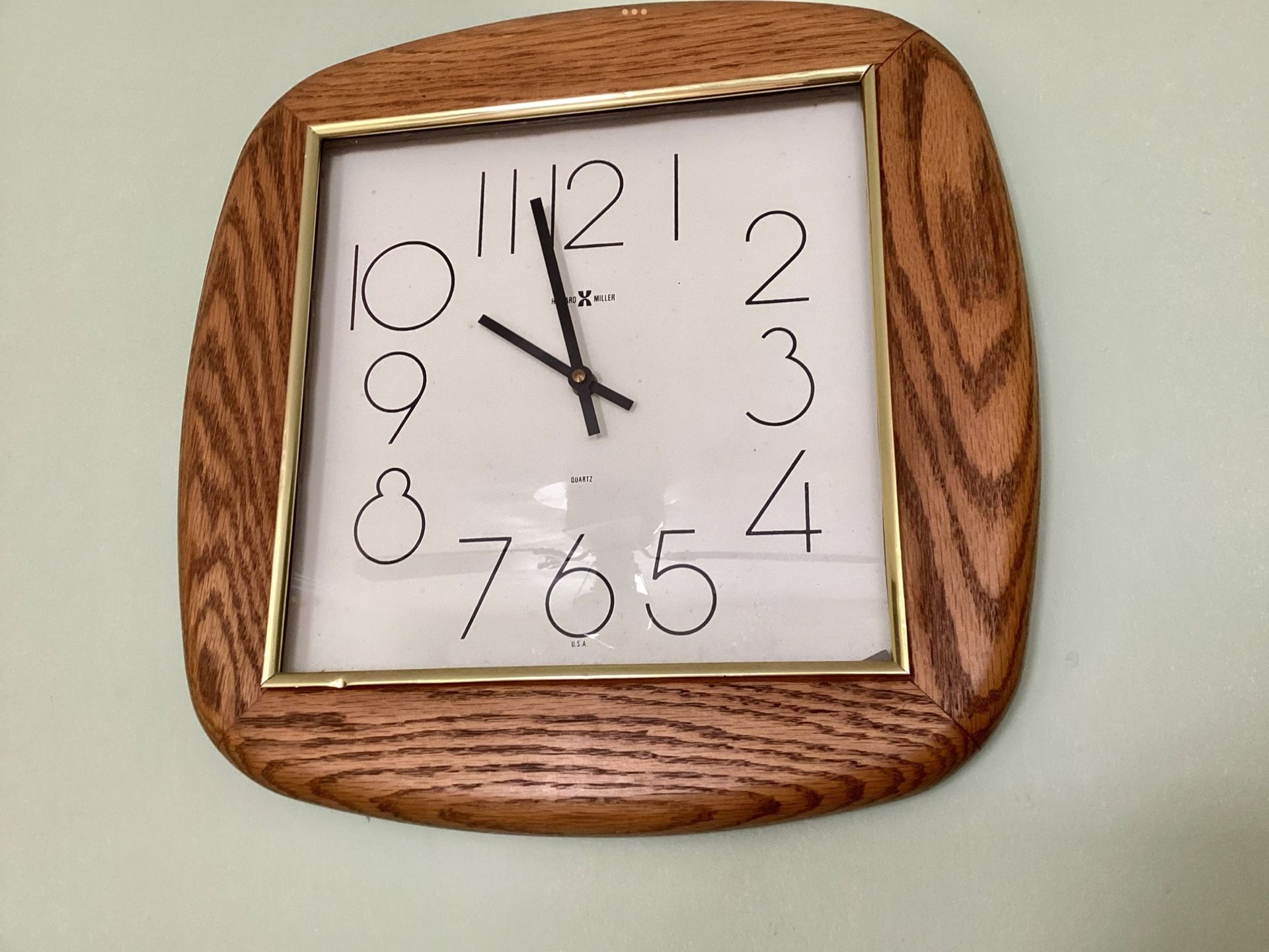 Vtg. Howard Miller Battery Operated Wall Clock Wood Frame 15” X 15” Timepiece