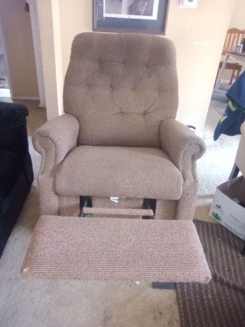 Recliner In Good Shape No Rips Or Tears Free