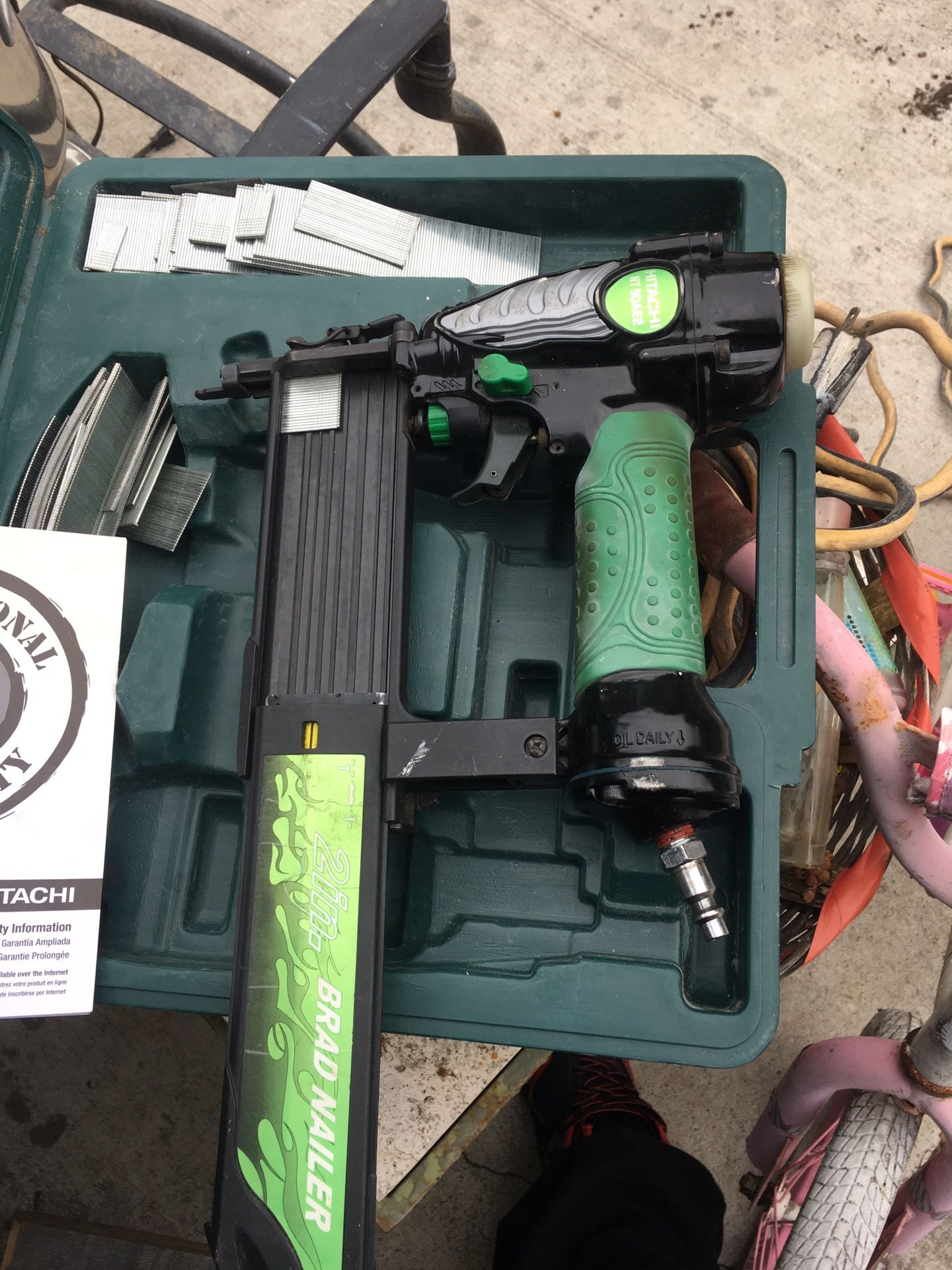 Vendo pistola de finish y la marca es hitachi está en buenas condiciones