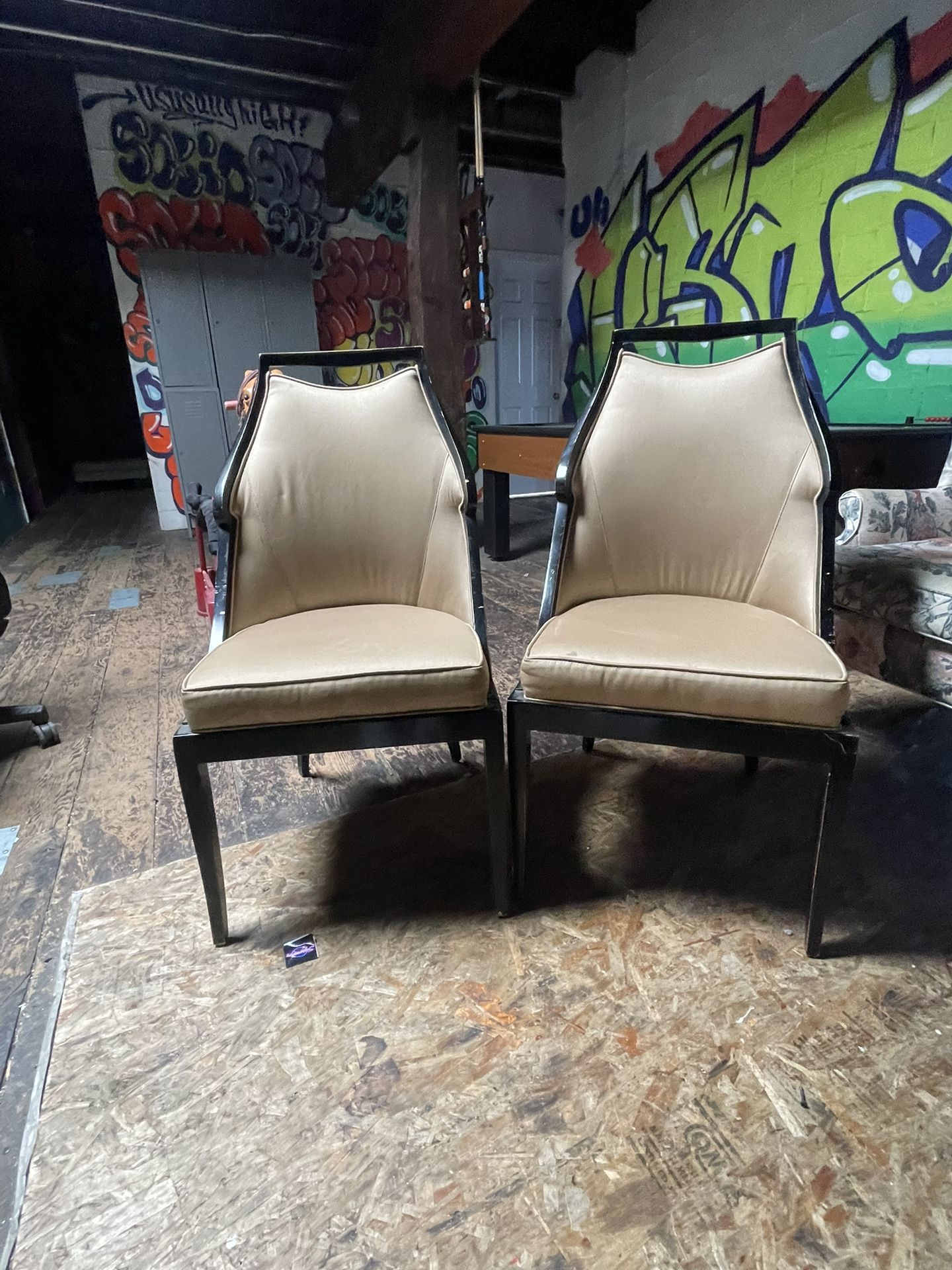 Beige cushion chairs *2 
