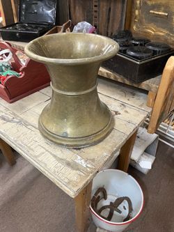 Brass spittoon, very heavy