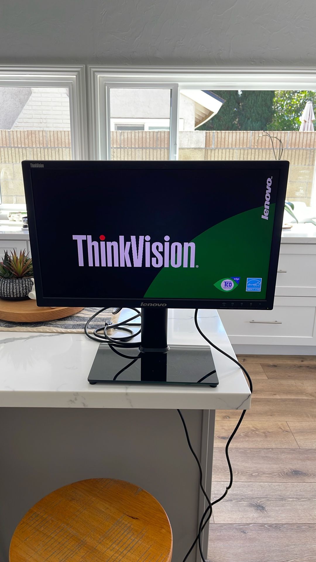 Lenovo LT2323pwA Swivel & Rotate Monitor