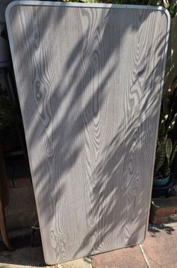 Folding table