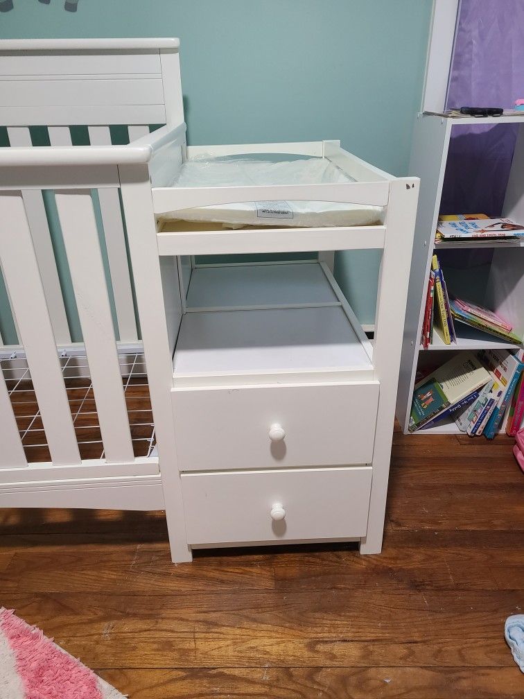 Delta Convertible Crib and Changing Table