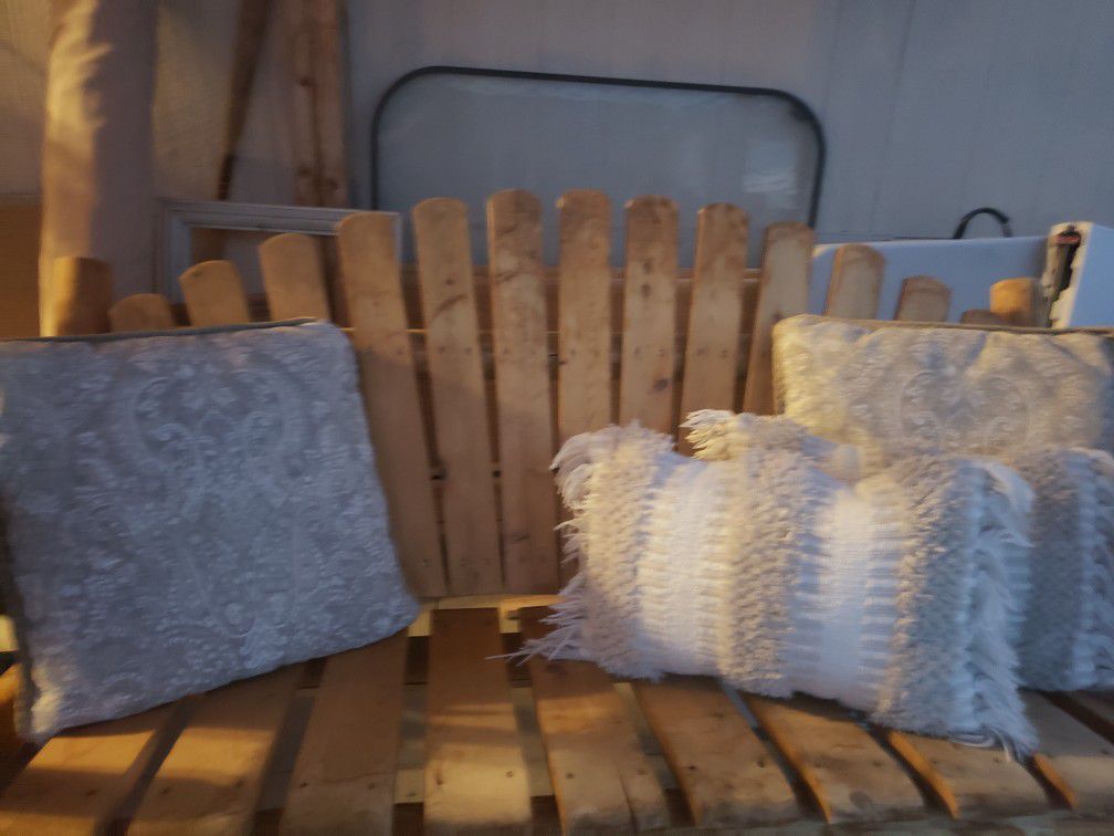 4 Outdoor Decorative Cushions. Good Conditions 