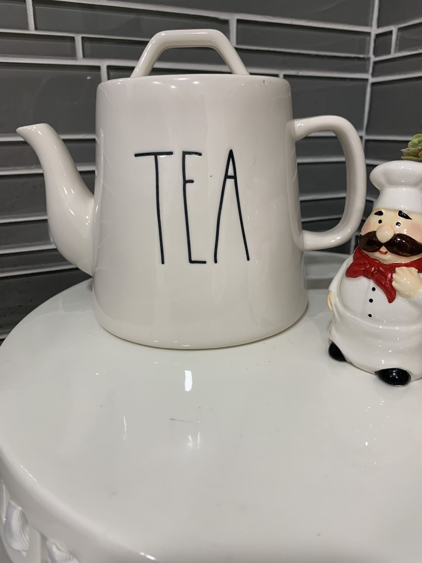 Tea pot Rae Dunn