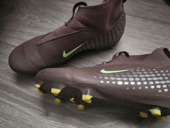 Girl's Nike soccer cleats size 1