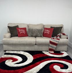 Like new!! Ashley Furniture "Alesandra”Sofa. Color Beige/Cream. (DELIVERY AVAILABLE).