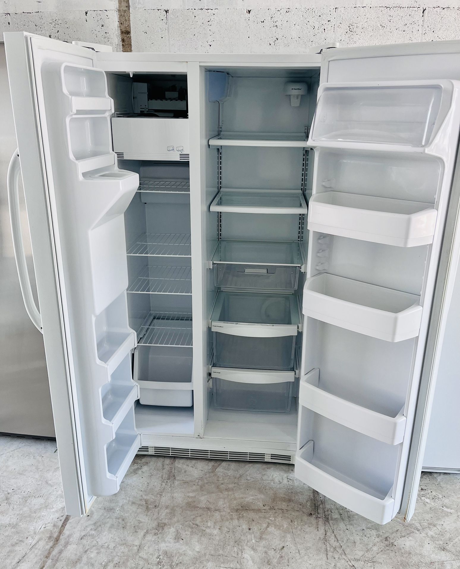 Refrigerator GE 25.3 ft.³ Side by Side Clean Like New FREE DROP OFF