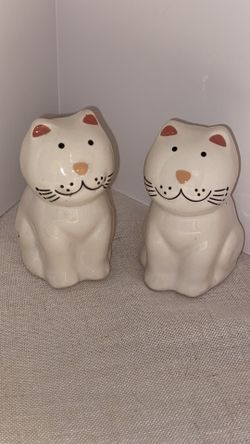 2 Vintage 80s Cat Figurines Salt and Pepper shakers cozy cats ceramic