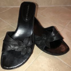 Apostrophe size 6 black leather flower sandals