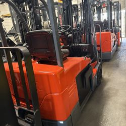 2013 Toyota 7FBEU20 - 3 wheel sit down electric forklift 