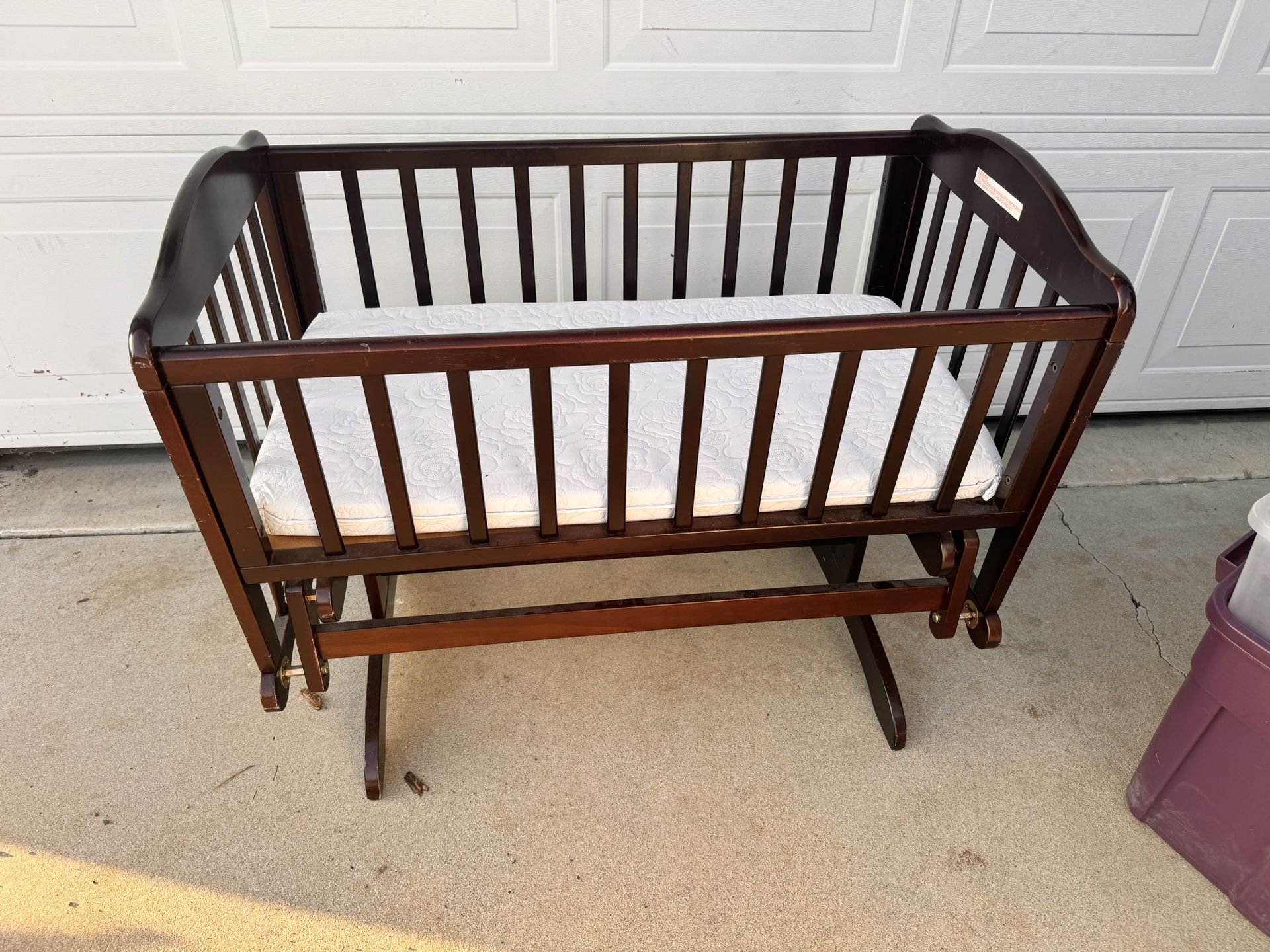 Sorelle Dondola Gliding Cradle With Mattress
