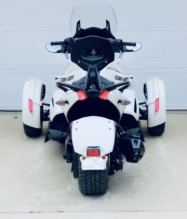 Photo Clean 2014 CanAm Spyder STS 