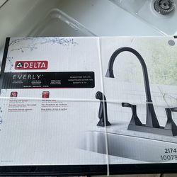 Delta Everly 2-Handle Standard Kitchen Faucet Matte Black