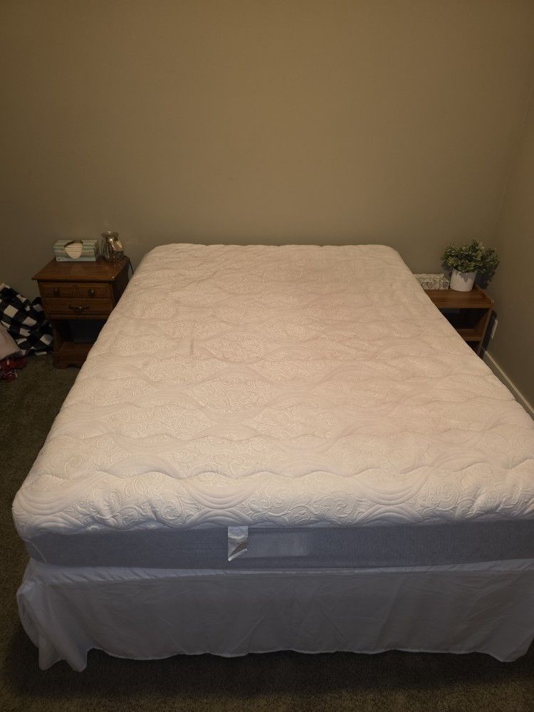 Queen mattress + box spring + bed frame