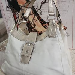 Coach  Shouder Bag  Ivory And Gold 
