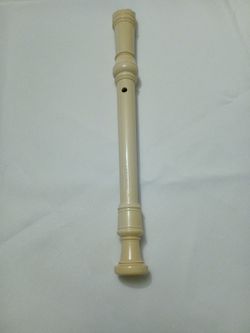 YAMAHA RECORDER INSTRUMENT,  SOPRANO/BAROQUE,  YRS-24B MODEL,  IT'S SIMILAR TO A FLUTE