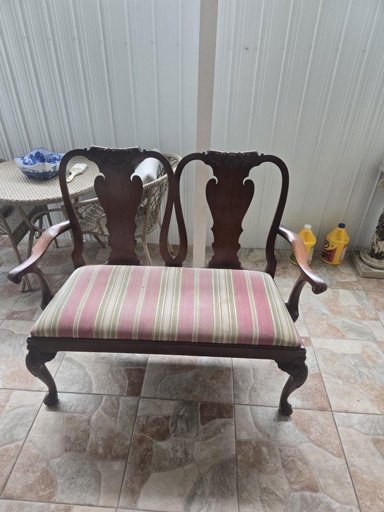 ANTIQUE CHAIR