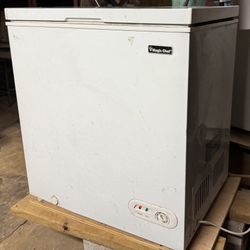 MAGIC CHEF CHEST FREEZER