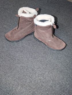 Women's 9.5 Columbia Boots