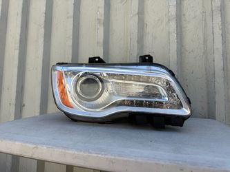 Chrysler 300 / -2011 2012 2013 2014 headlight headlamp right passenger side RH USED OEM ORIGINAL (halogen 1 broken tab)