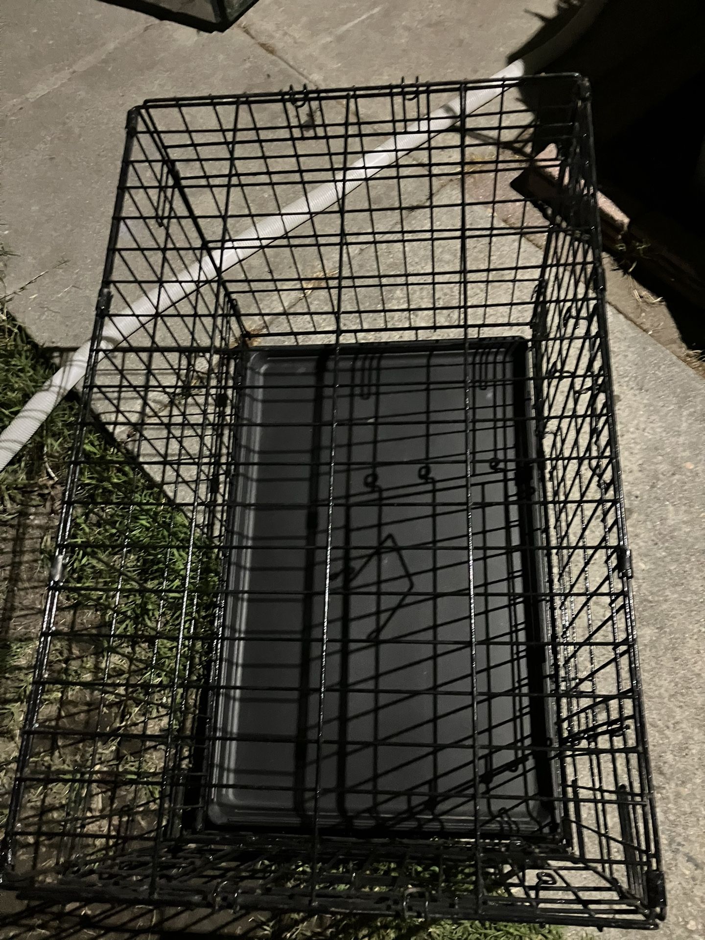 Medium dog cage it breaks down for traveling