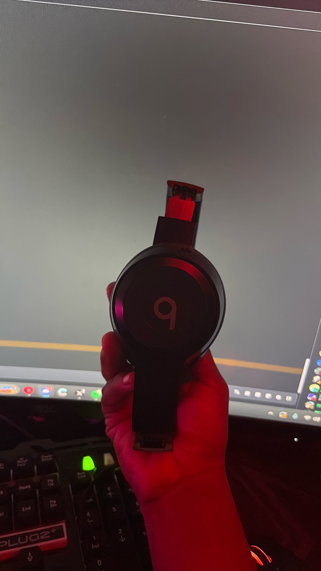Beats Solo 4 (SEND OFFERS)