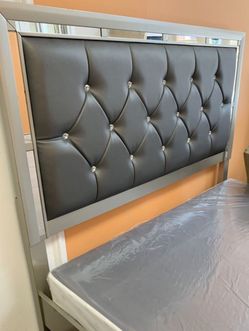 Queen bed frame!! Delivery available!!